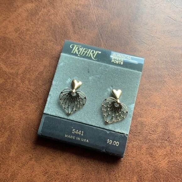 Vintage 90s Trifari Earrings Gold Tone Filigree Dangle‎ Heart Earrings - Picture 2 of 4